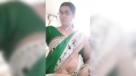 معلمة تاميلية مثيرة تُظهر صدرها وسرة بطنها لحبيبها