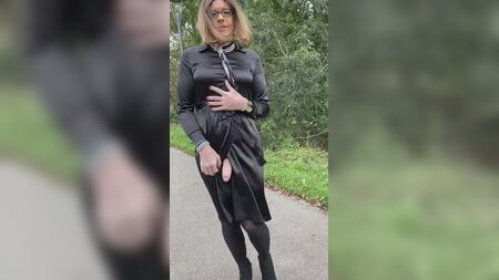 فستان أسود من الساتان، استمناء خفيف للبظر