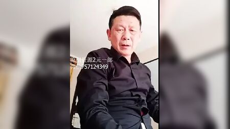رجل صيني أنيق يرتدي بدلة