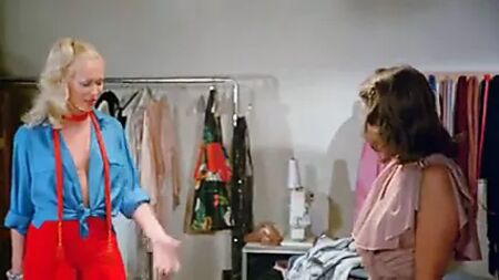 تجريد الخزانة من ملابسها