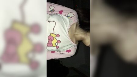 فتاة صينية قصيرة القامة ترتدي بيجامة 1
