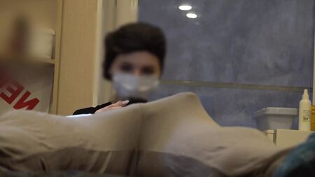 عرض سريع لقضيب منتفخ أثناء موعد عند خبيرة التجميل