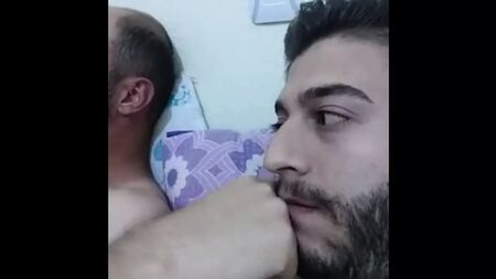 صديقان تركيان من ذوي الميول الجنسية الطبيعية يشعران بالإثارة ويستمنيان على بيريسكوب