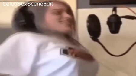 بيلي إيليش تلعب بثدييها