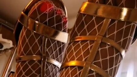 رجال يرتدون أحذية بكعب عالٍ