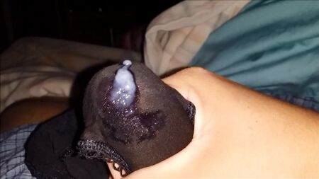 الاستمناء مرتديًا سراويل داخلية والقذف في جيب منطقة العانة