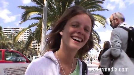 مراهقة وقحة تُمارس الجنس