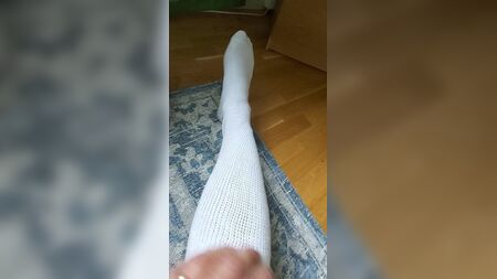 أجرب جواربي البيضاء الطويلة الجديدة من ماركة AA! لأول مرة!