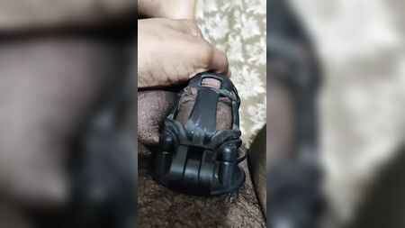 محبوس في قفص العفة على شكل كوبرا