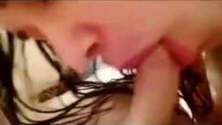 اللطيف يعتني بقضيبه الصغير