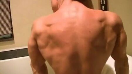 Fbb: عضلات بارزة في صورة عارية