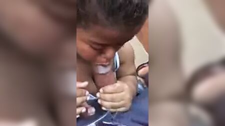 قزمة سمراء ذات مؤخرة وثديين كبيرين تمارس الجنس الفموي مع رجل أسود ذي قضيب ضخم