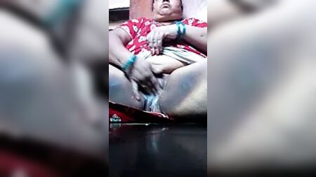 عمة تيلوغوية تحب الاستمناء باليد