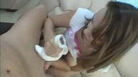الاستمناء باليد باستخدام سراويلها الداخلية