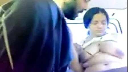 زوجان من الماراثي يمارسان الجنس في سيارة