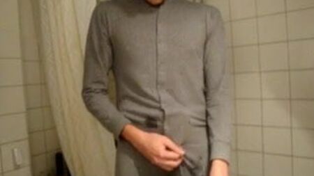 رجل يستمني وهو يرتدي بيجامة