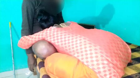 قام الجار بمضاجعة كس الفتاة الضيق