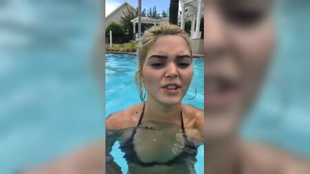 AEW - تاي كونتي تلتقط صورة سيلفي في المسبح