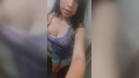 فتاة صغيرة على زاب، شقية جدًا