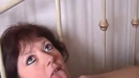 نساء ناضجات يرتدين جوارب وأحذية طويلة وأدوات جنسية