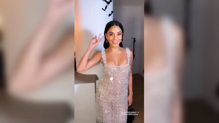 فانيسا هادجنز تظهر صدرها مع صدرها الكبير الجديد في فستان مثير