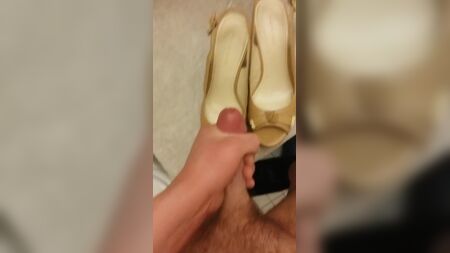 قذف على حذائها - حذاء بكعب عريض مفتوح من الأمام بلون بني فاتح