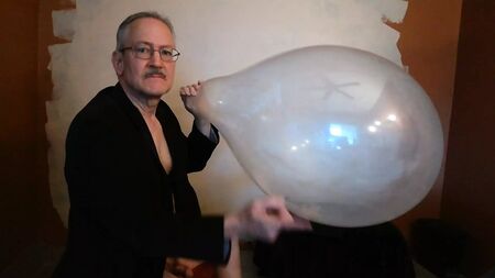 Balloonbanger 80) نفخ بطيء، هز، ثم انفجار — بالون مستعمل من نوع Tuf-Tex مقاس 24 بوصة