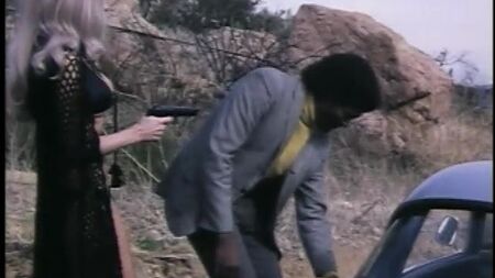 دوبي غراي يخلع قميص روبين هيلتون في فيلم «Mean Mother» عام 1974
