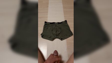 صبي يطلق سائله المنوي على ملابسه الداخلية من ماركة «بوما»