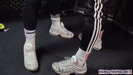 شاب هولندي رشيق يرتدي حذاء «Nike TN» وبنطال رياضي ويشبه ماكس فيرستابين، يمارس الجنس سراً ويصل إلى النشوة
