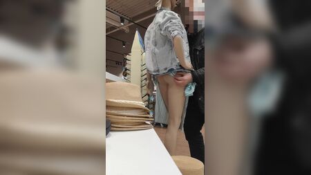 قليل من المرح مع دمية عرض