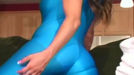 جوي ترتدي جوارب قصيرة