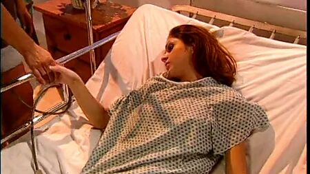 قضيب اصطناعي كبير بحزام يملأ المهبل الصغير اللطيف لهذه المراهقة السمراء الهاربة