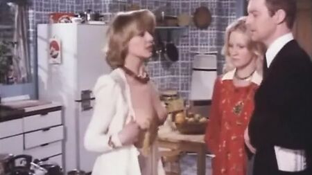 كارول هوكينز تكشف عن ثدييها من أجل بايكي