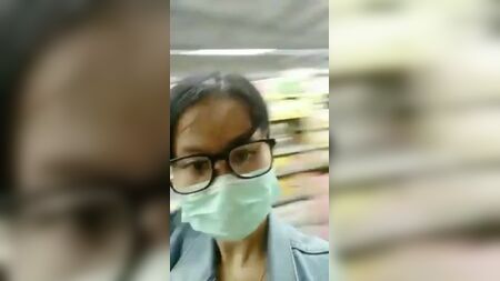 ثدي آسيوي كبير في متجر البقالة