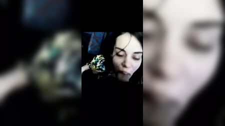 بيلي إيليش تمص القضيب