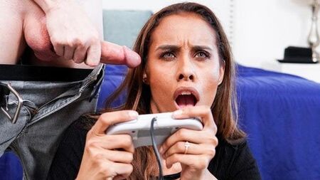 زوجة الأب تتلاعب بعصا التحكم في لعبة الفيديو الخاصة بابن زوجها - MommyBlowsBest