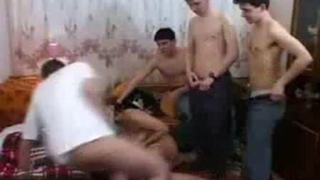 ام شرهة تشبع ابنها وأصدقائه بالجنس