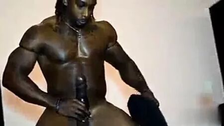 نساء يستمتعن براقص تعري أسود