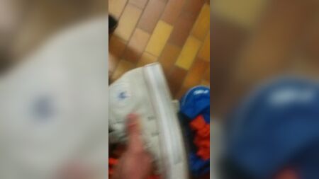 حذاء "كونفيرس" أبيض من طراز "أول ستار" لفتاة مجهولة في صالة الألعاب الرياضية (الجزء 1)