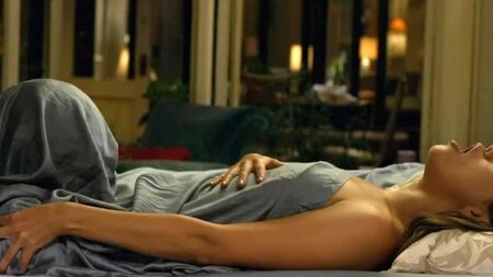 مشهد جنسي لميلا كونيس في فيلم «أصدقاء مع مزايا» - ScandalPlanet