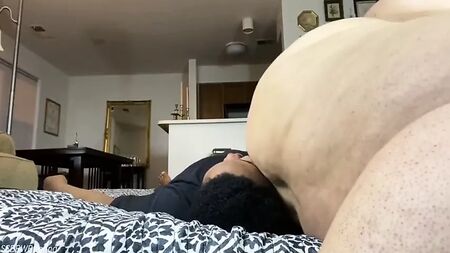 الجلوس على الوجه عارياً في لعبة SSBBW