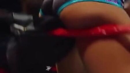 WWE - تتمتع أليكسا بليس بمؤخرة وثديين مذهلين