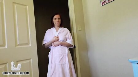 زوجة الأب تكشف عن ثدييها الجديدين لابن زوجها - جين كين