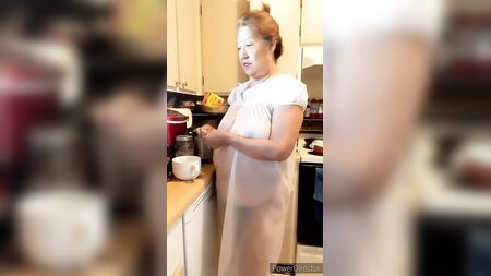 امرأة ناضجة ترتدي ثوب نوم شفاف من النوع القديم، وثديان طبيعيان