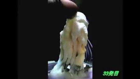 رجل يقذف 33 مرة على تمثال أنيمي
