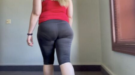 بنطال ضيق من PAWG يظهر خطوط الفخذين أثناء المشي