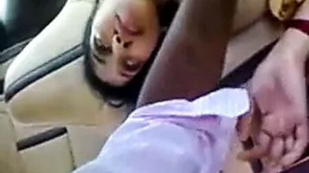 مص ثدي زوجة تاميلية شابة في السيارة