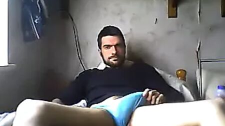 انتفاخات الرجال المستقيمين أمام الكاميرا
