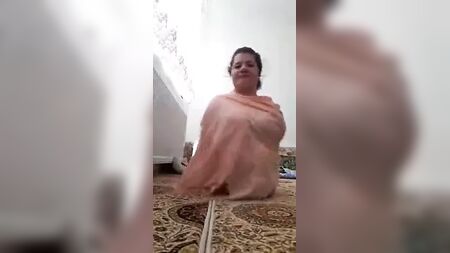 امرأة عارية بلا أطراف
